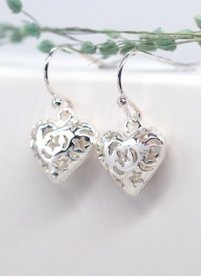 silver-heart-earrings